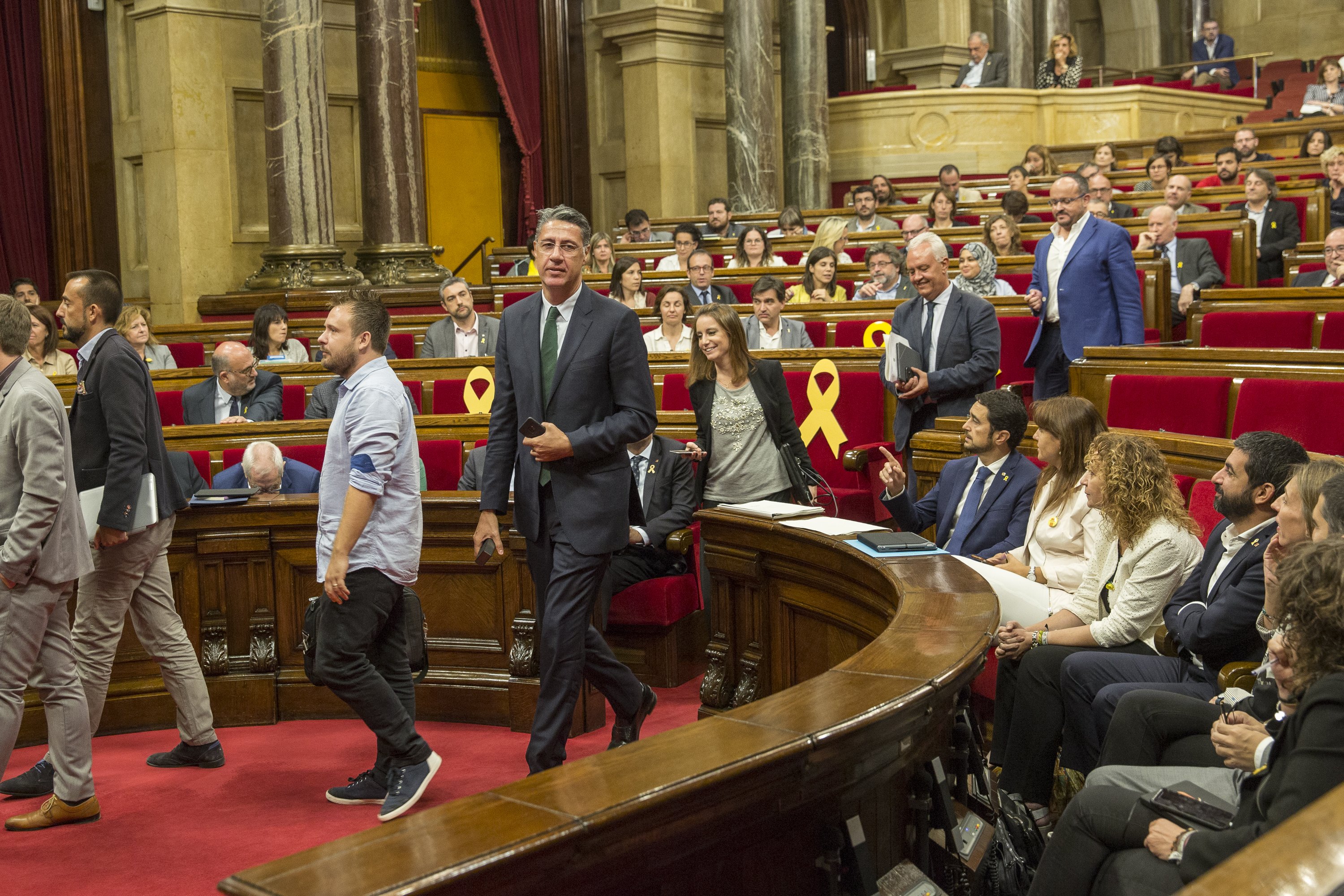 El Parlament no da los diputados por suspendidos pero aprueba que designen sustitutos