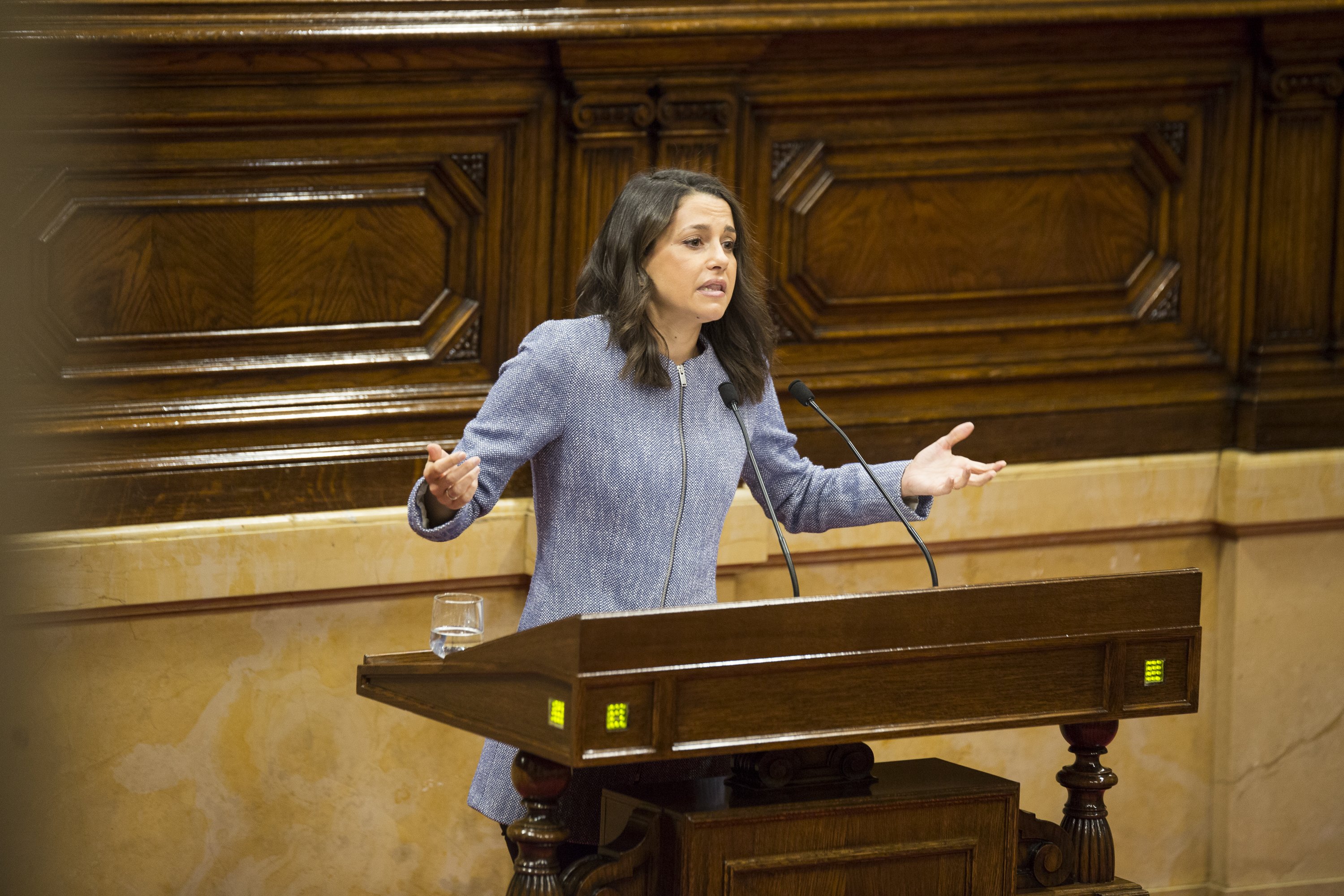 Arrimadas amenaza a Torrent con una querella por votar la suspensión de los diputados