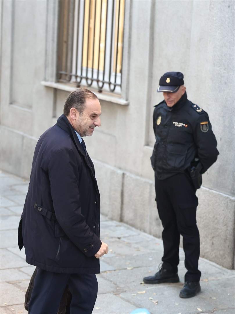 El PSOE logra un siniestro empate con el PP: tres ministros enviados a prisión de cada partido