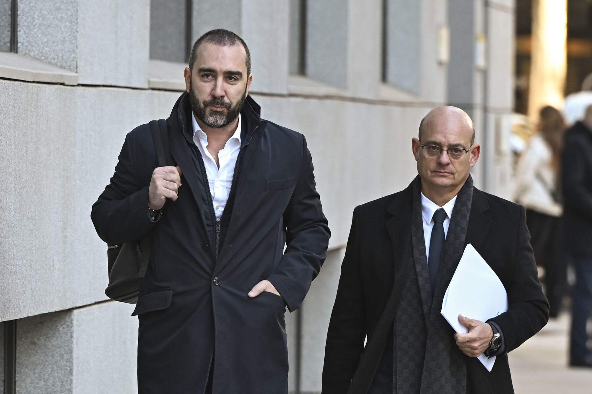 Aldama entrega al juez el sobre que, según él, demuestra la financiación ilegal del PSOE