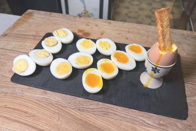 Huevos duros con diferentes cocciones. / Foto: Raquel Sánchez