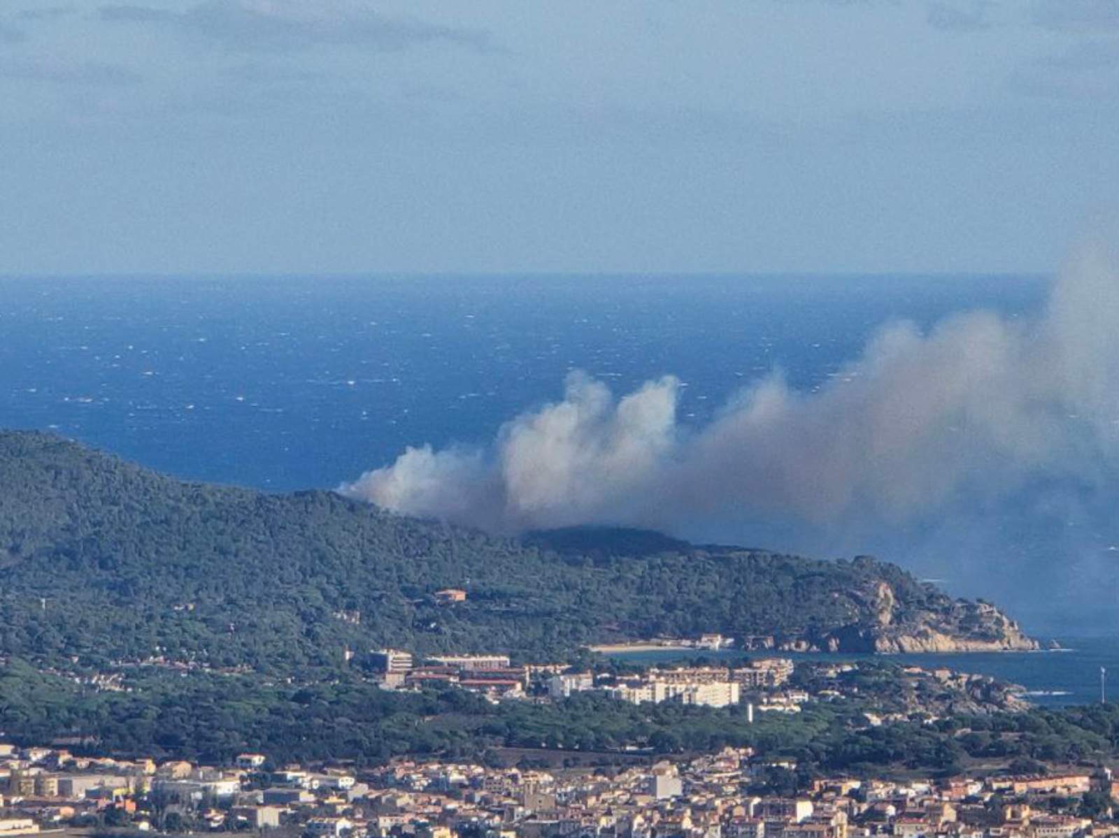 Estabilitzat l'incendi forestal de Palamós que ha obligat a confinar una urbanització