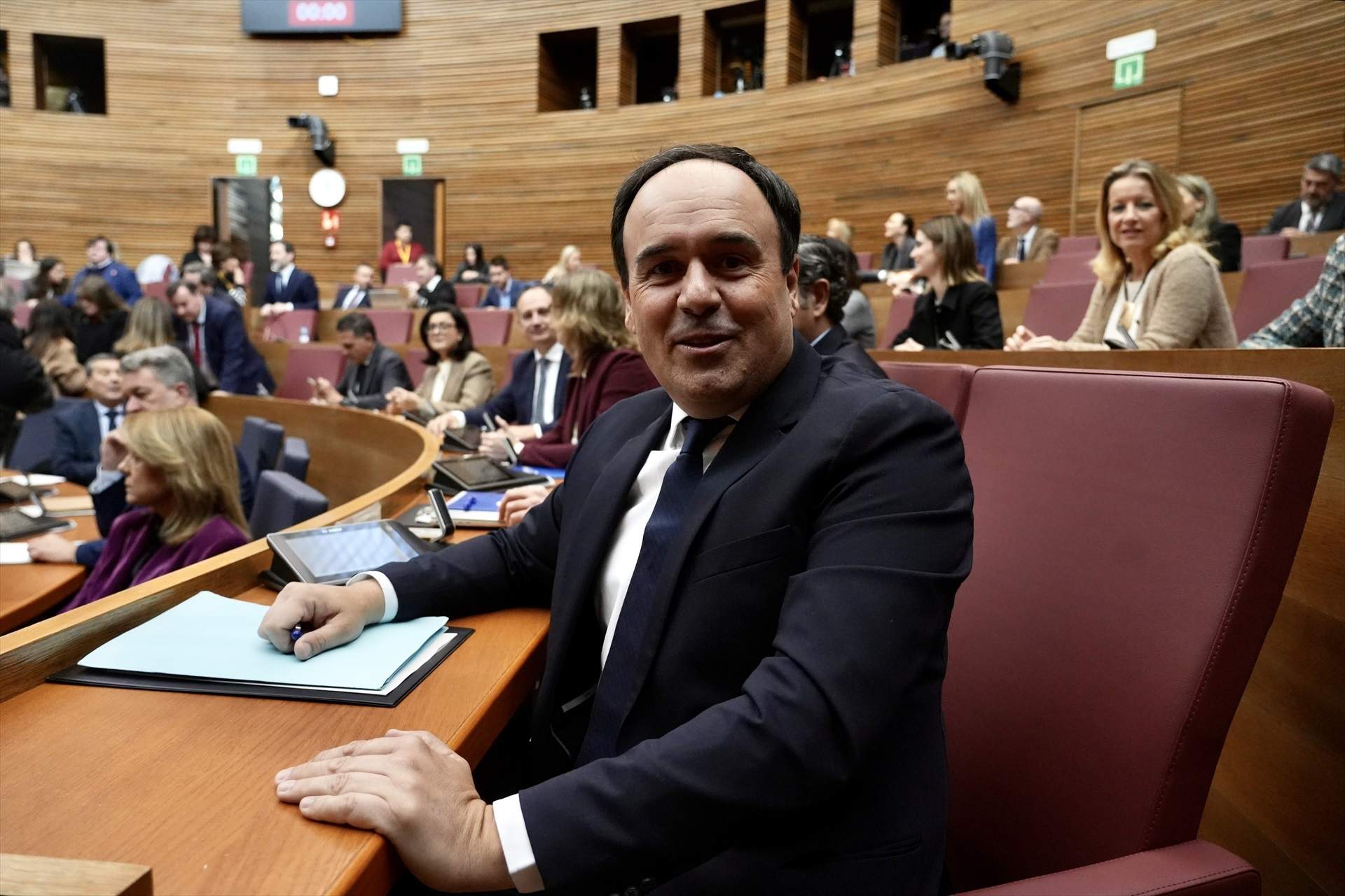 Pérez Llorca es investido nuevo presidente de la Generalitat Valenciana con el apoyo de VOX