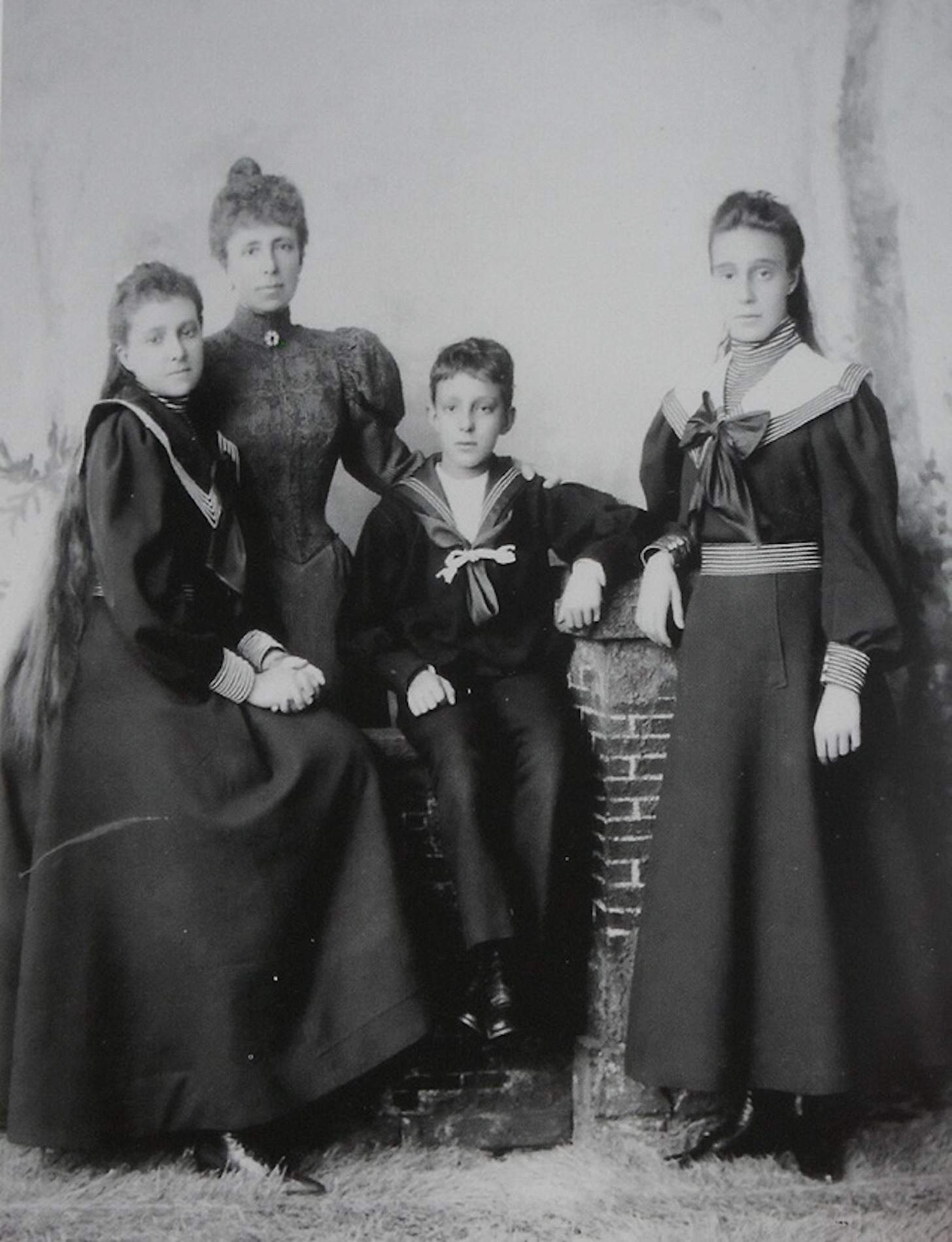 Maria Cristina, embarassada del difunt Alfons XII, pren el poder a l’espera del part