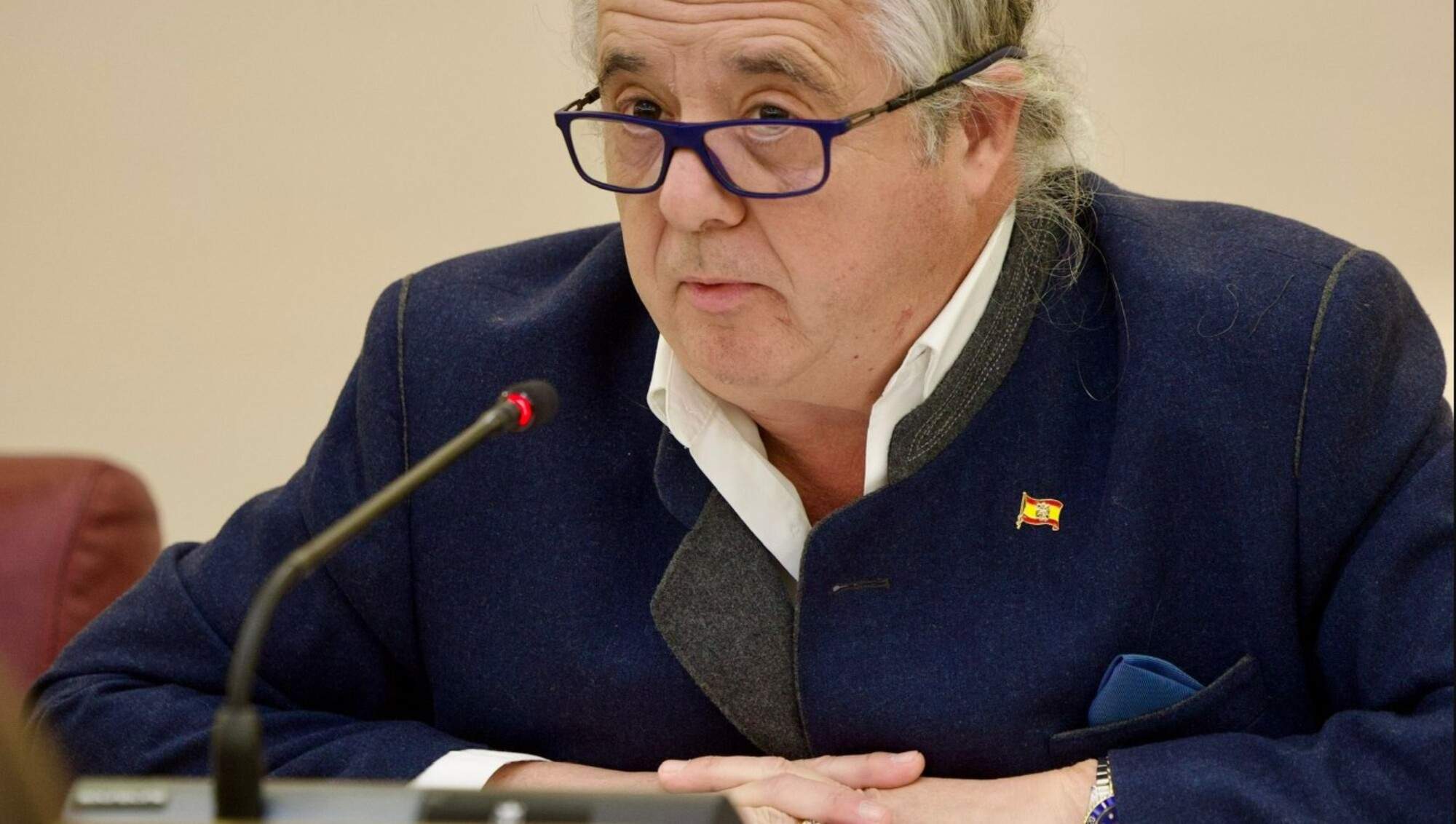 Albacete declara 'persona non grata' a Sánchez a propuesta de un díscolo de Vox que luce símbolos franquistas