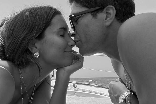 La pareja junta en la playa / Instagram