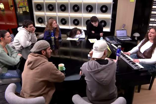 Imágenes de la visita de Bea Fernández, exconcursante de OT 2023, a los actuales concursantes   YouTube