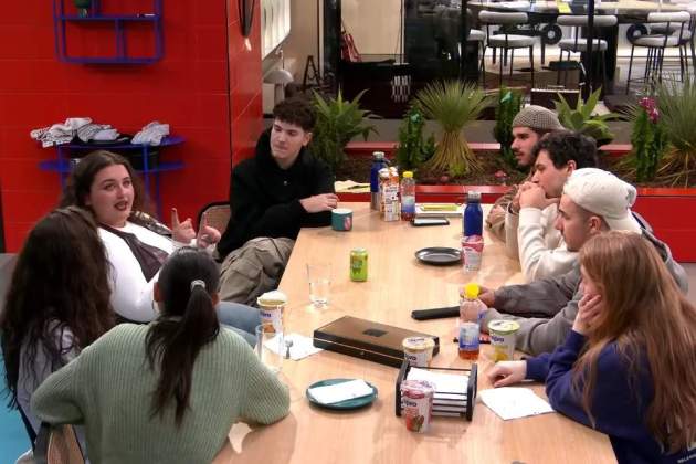 Imágenes de la visita de Bea Fernández, exconcursante de OT 2023, a los actuales concursantes / YouTube 