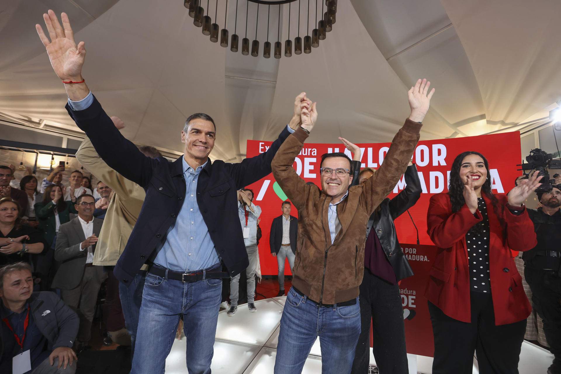 El CIS prevé un batacazo del PSOE en Extremadura y deja al PP a merced de Vox, que se dispara