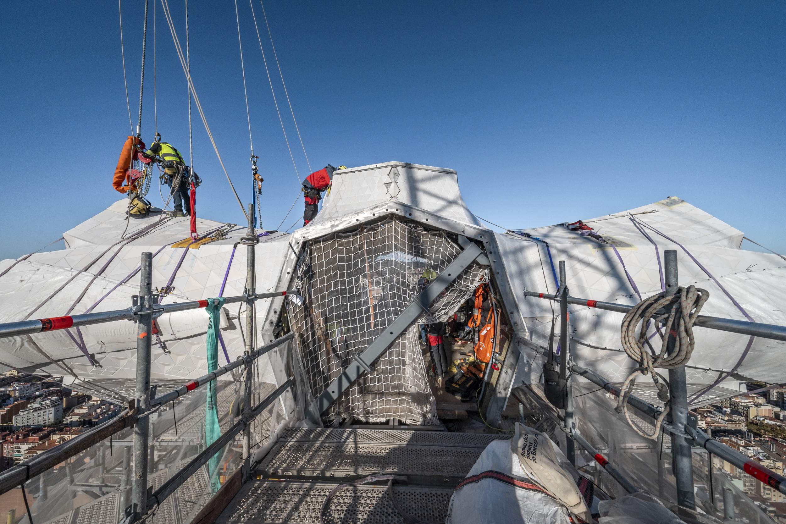 Col·locat un segon braç de la creu que corona la Sagrada Família