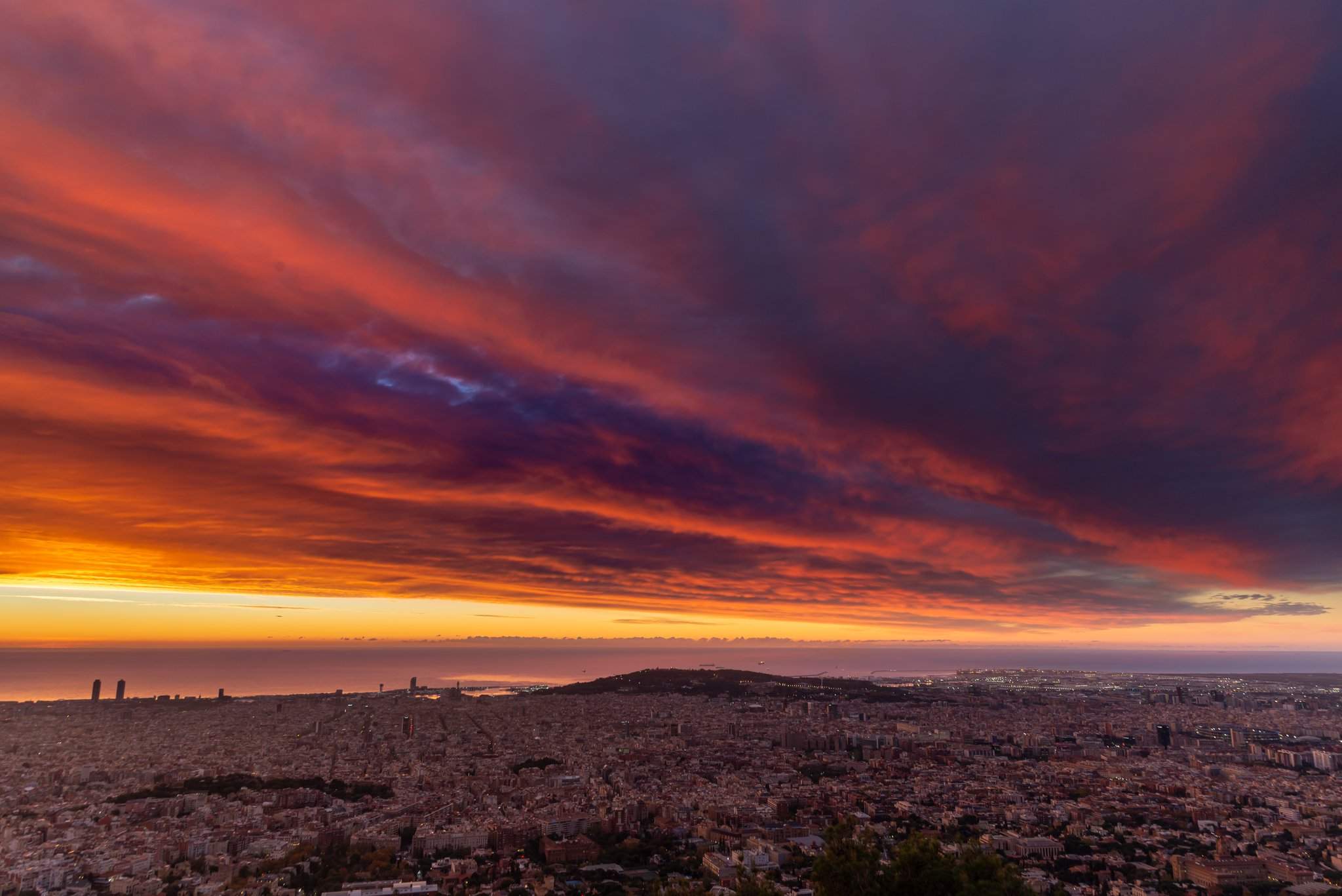 Últimas horas de sol y bonanza en Catalunya antes del paso de un frente que dejará lluvia y viento