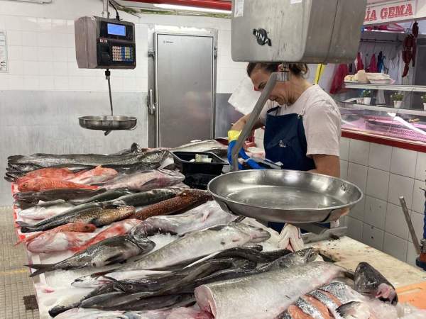 Una peixetera d'un mercat municipal. Foto Cepesca