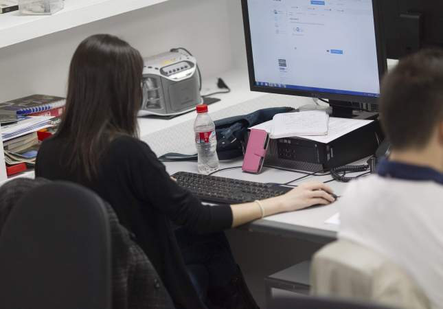 Una persona trabaja en una oficina con un ordenador.