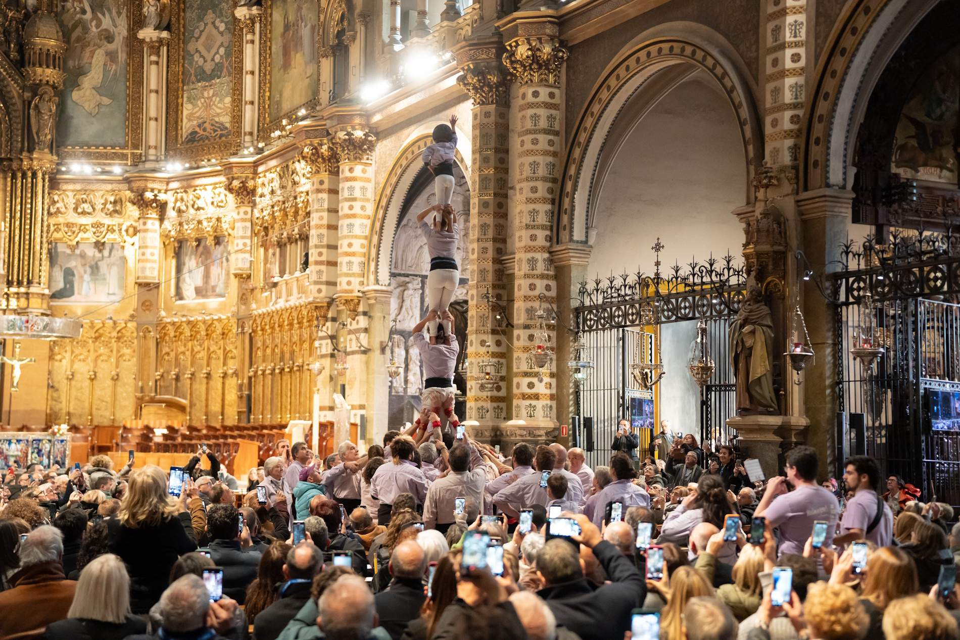 El pilar dels Minyons de Terrassa dins la Basílica de Montserrat 