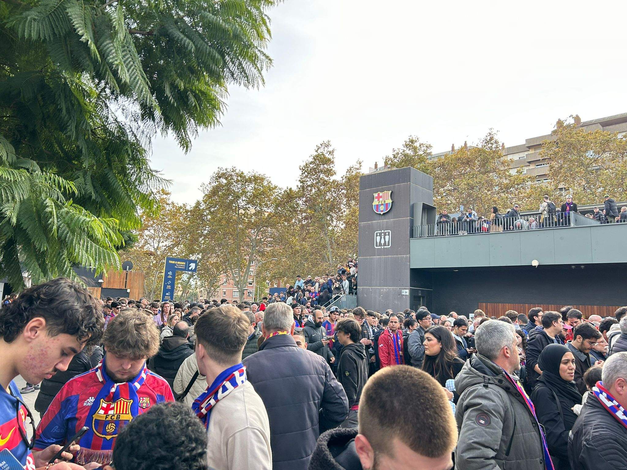 Llargues cues i indignació pel problema per descarregar les entrades del Barça - Alabès