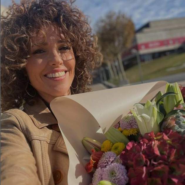 Marta Bosch con un ramo de flores por sus 50 años   Instagram