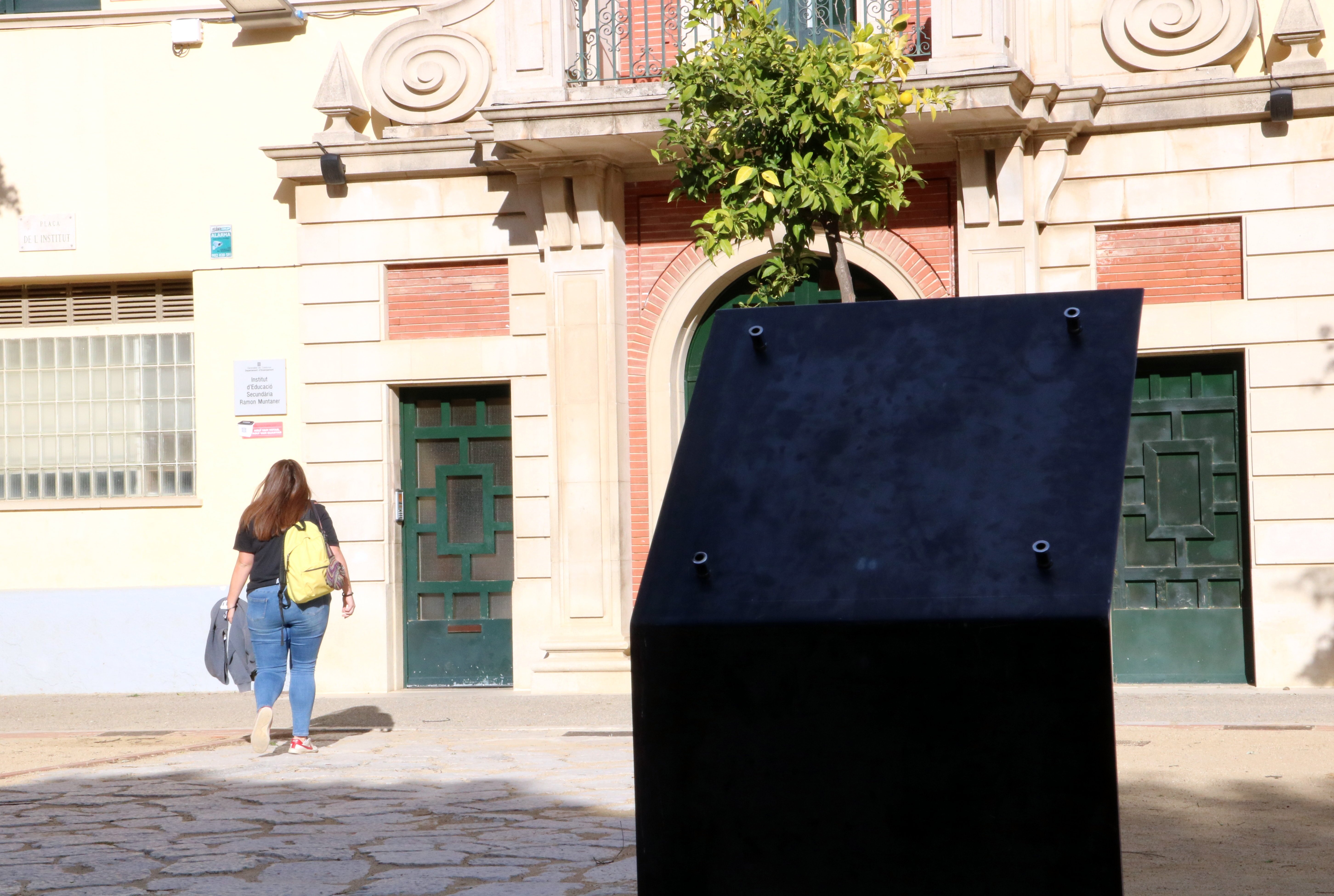 Arrancan la placa conmemorativa del 1-O en Figueres