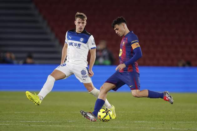 Pedri, con el brazalete de capitán durante el Barça - Alavés / Foto: EFE