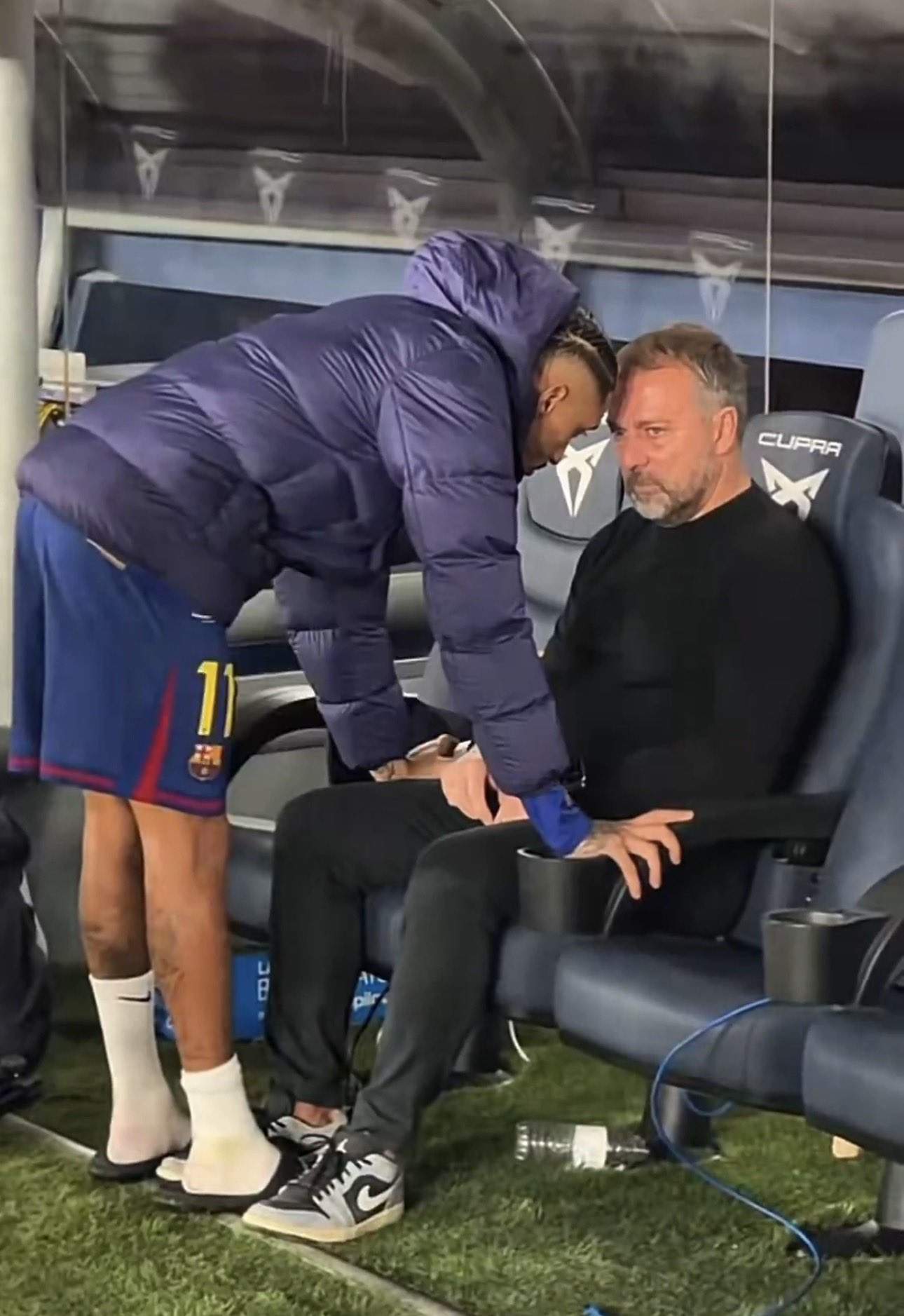 La inquietante conversación entre Raphinha y Flick que despierta señales de alarma en el Barça