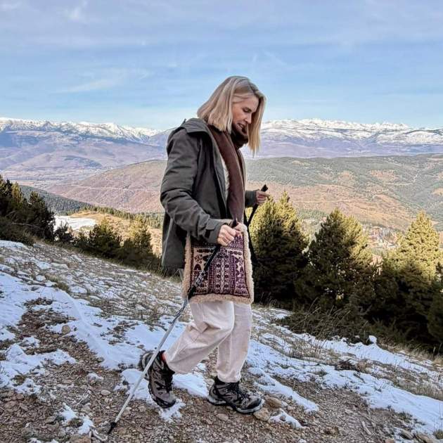 Judit Mascó caminando por la montaña / Instagram