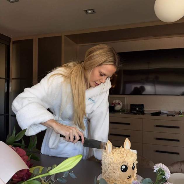 Laura Abla, novia de Dani Olmo, cortando el pastel / Instagram