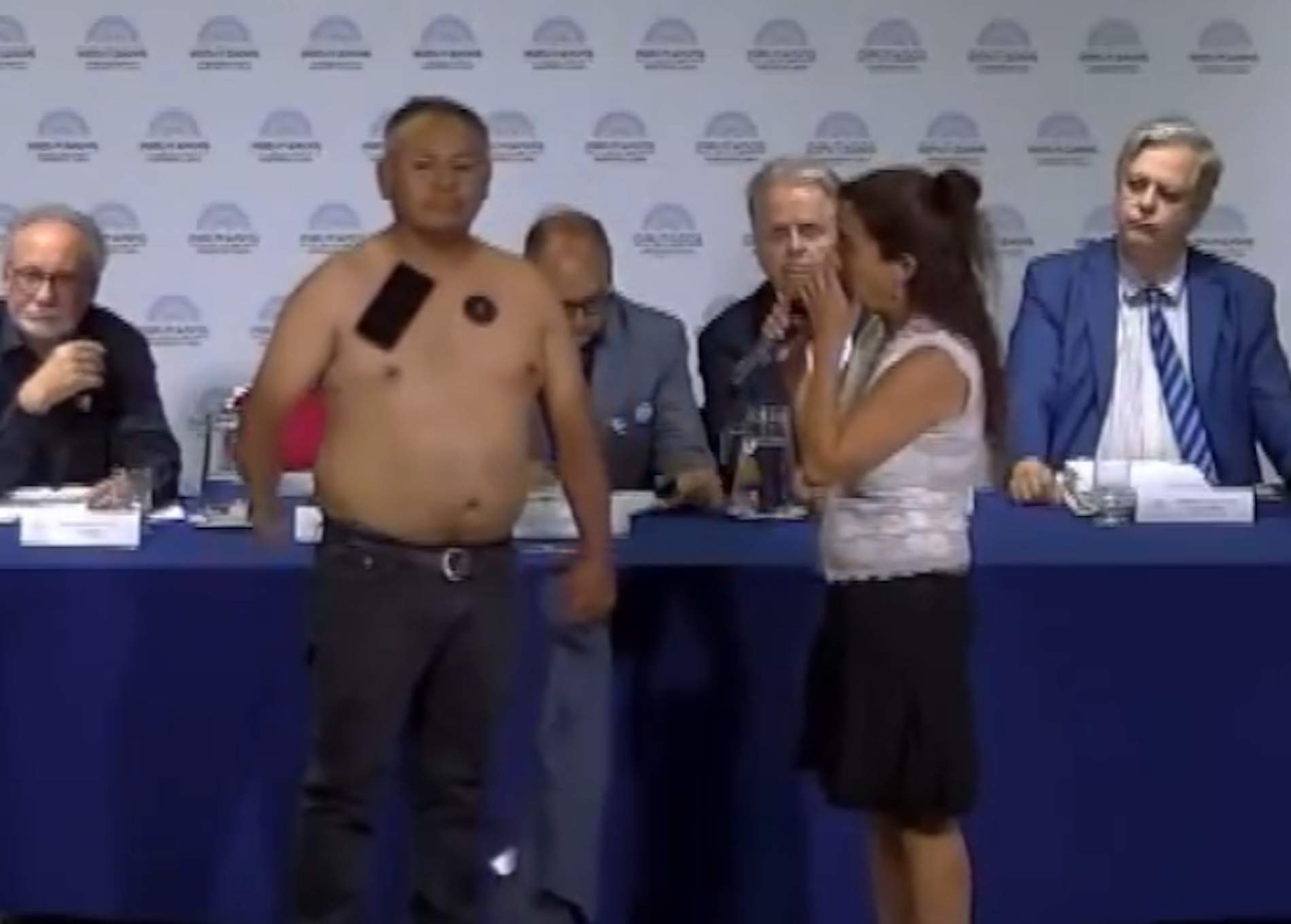 El "magnetismo" de un hombre vacunado en Argentina