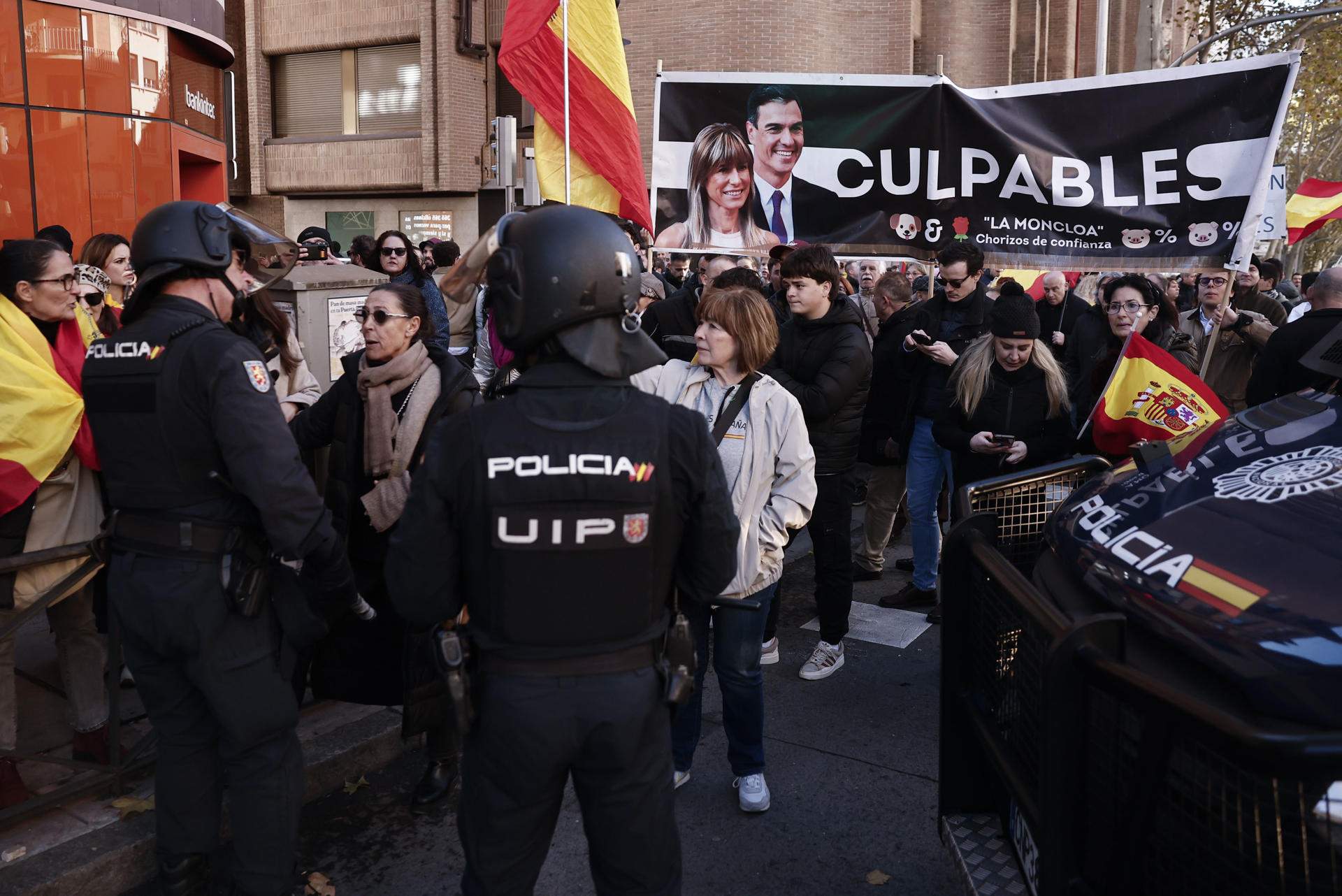 El president d'RTVE titlla de "feixistes" els manifestants de Ferraz per assetjar una periodista