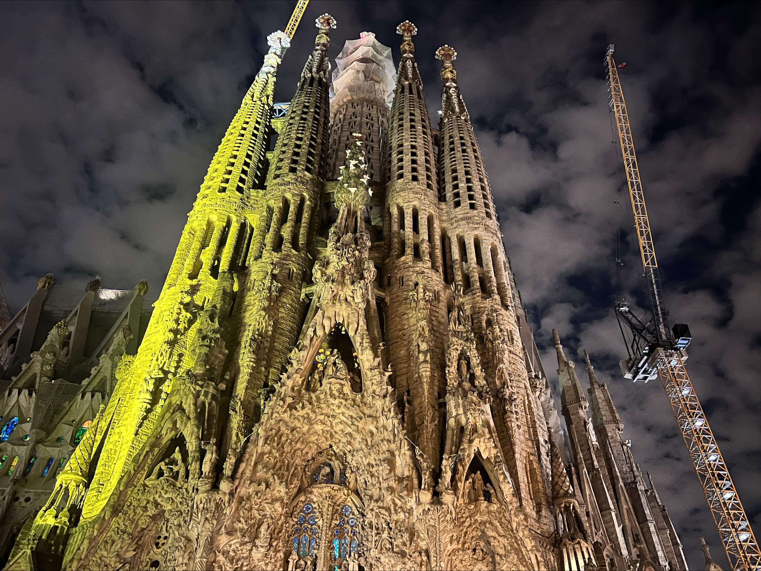 La Sagrada Família il·lumina la torre de Bernabé, l'única que Gaudí va veure completada
