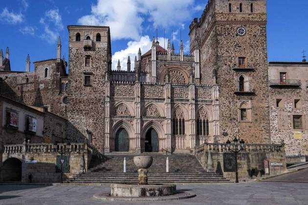 6. Guadalupe. Fachada del Monasterio. Fuente Oficina Municipal de Turismo 6. Guadalupe. Fachada del Monasterio. Fuente Oficina Municipal de Turismo