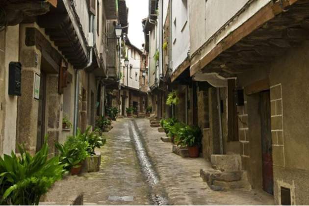 10. San Martín de Trevejo. Carrer Major. Fuente Mancomunidad de Municipios de la Sierra de Gata 10. San Martín de Trevejo. Carrer Major. Fuente Mancomunidad de Municipios de la Sierra de Gata