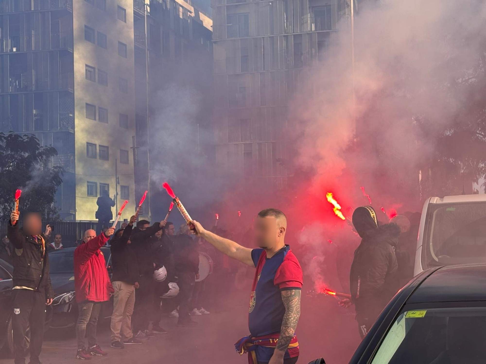 Bengalas y cánticos para despedir a Manel Homar, fundador e histórico presidente de los Boixos Nois
