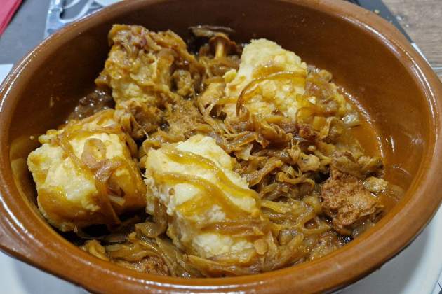 Bacallà amb ceba del restaurant l'Entrada. / Foto: Esmorzarsdeforquilla.cat Bacallà amb ceba del restaurant l'Entrada. / Foto: Esmorzarsdeforquilla.cat