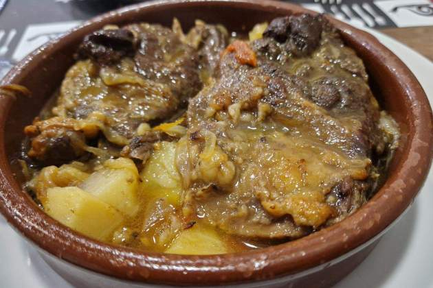 Guisat de vedella del restaurant l'Entrada. / Foto: Esmorzarsdeforquilla.cat Guisat de vedella del restaurant l'Entrada. / Foto: Esmorzarsdeforquilla.cat