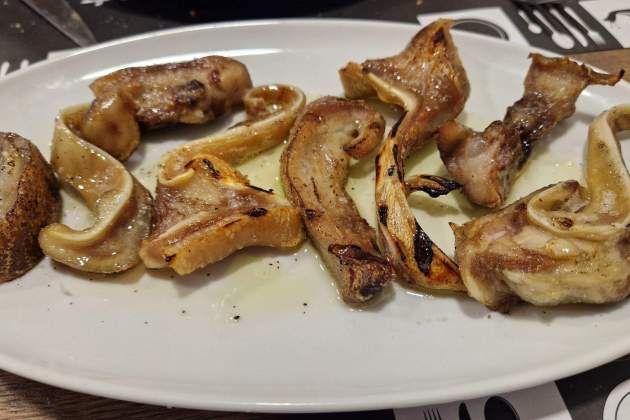 Morro i orella a la brasa del restaurant l'Entrada. / Foto: Esmorzarsdeforquilla.cat Morro i orella a la brasa del restaurant l'Entrada. / Foto: Esmorzarsdeforquilla.cat