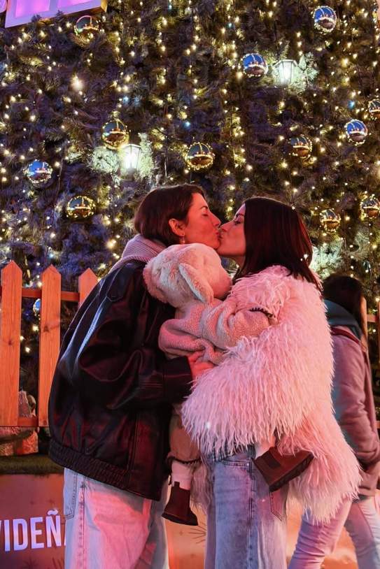 Totes tres davant l'arbre / Instagram