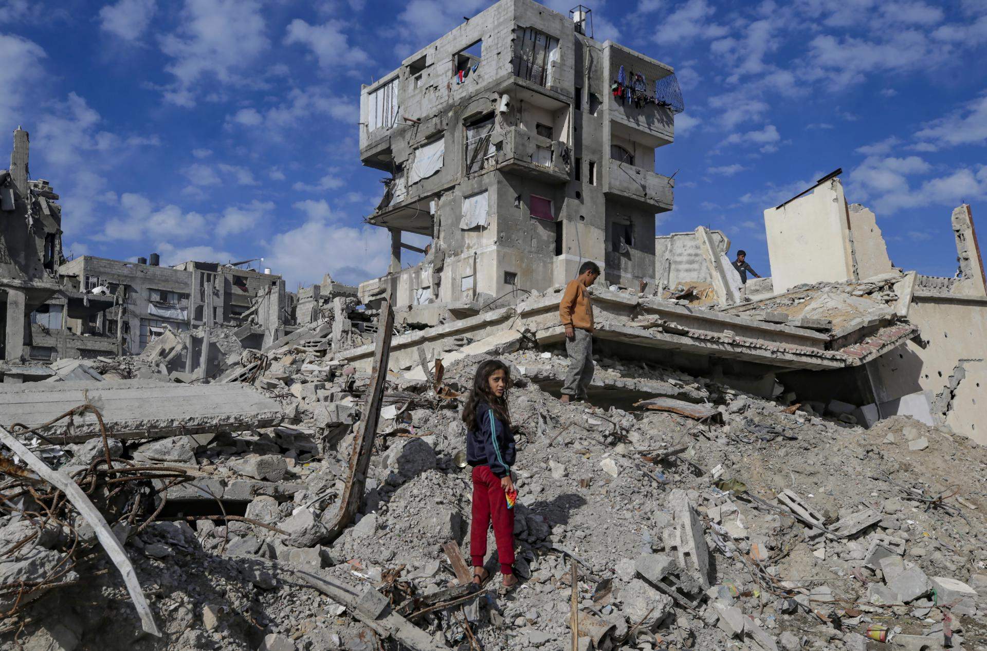 Entre ruinas y esperanza: la sorprendente macroboda de 54 parejas en Gaza que emociona