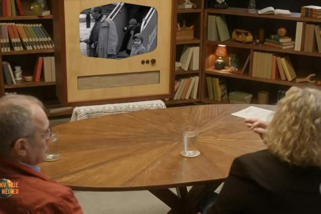 Quimi Portet y Mercè Arànega, mirando imágenes del NO DO en 'El año que naciste'2