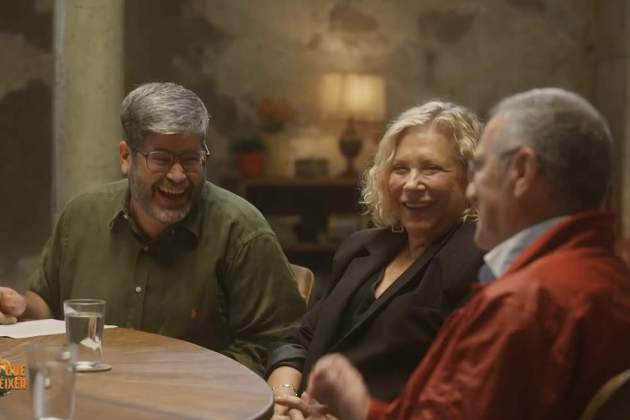 Xavi Bundó y Mercè Arànega, riéndose a carcajadas escuchando a Quimi Portet hablando de Vic y Franco en 'L'any que vas néixer' 2Cat