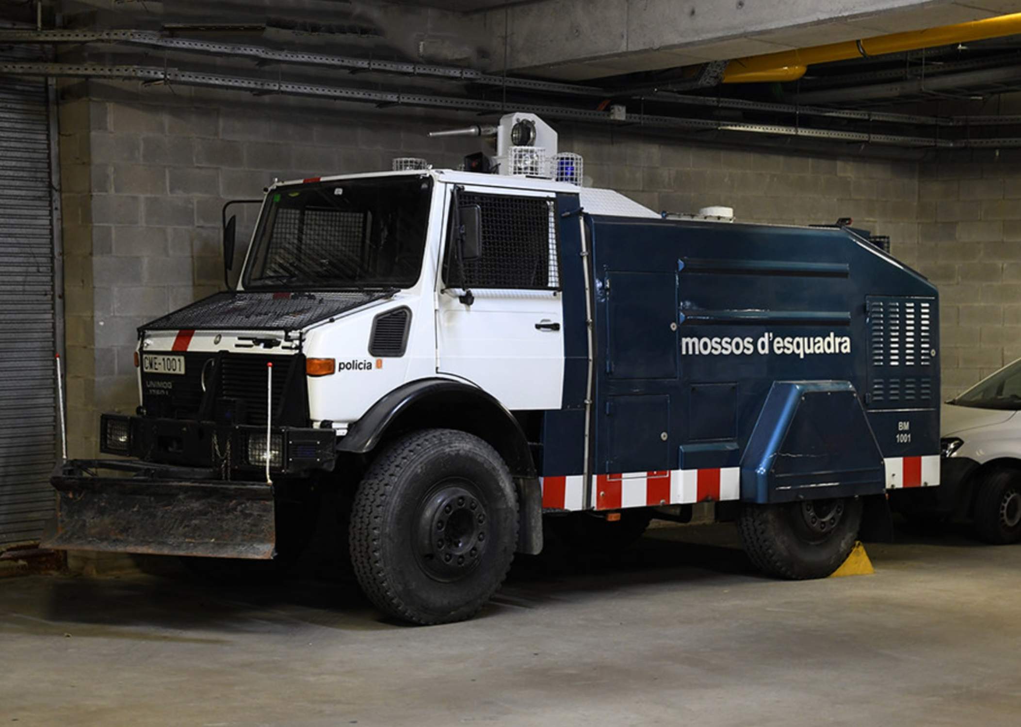 La tanqueta de agua Unimog de los Mossos, prejubilada y con más problemas y averías que servicio