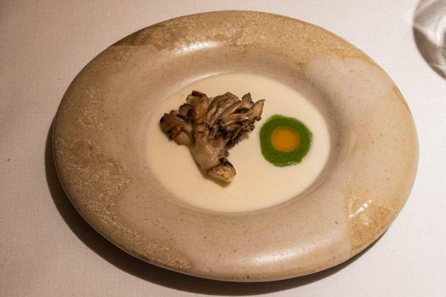 Grifola de castaño y anguila, del Melós. / Foto: Marta Garreta Grifola de castaño y anguila, del Melós. / Foto: Marta Garreta