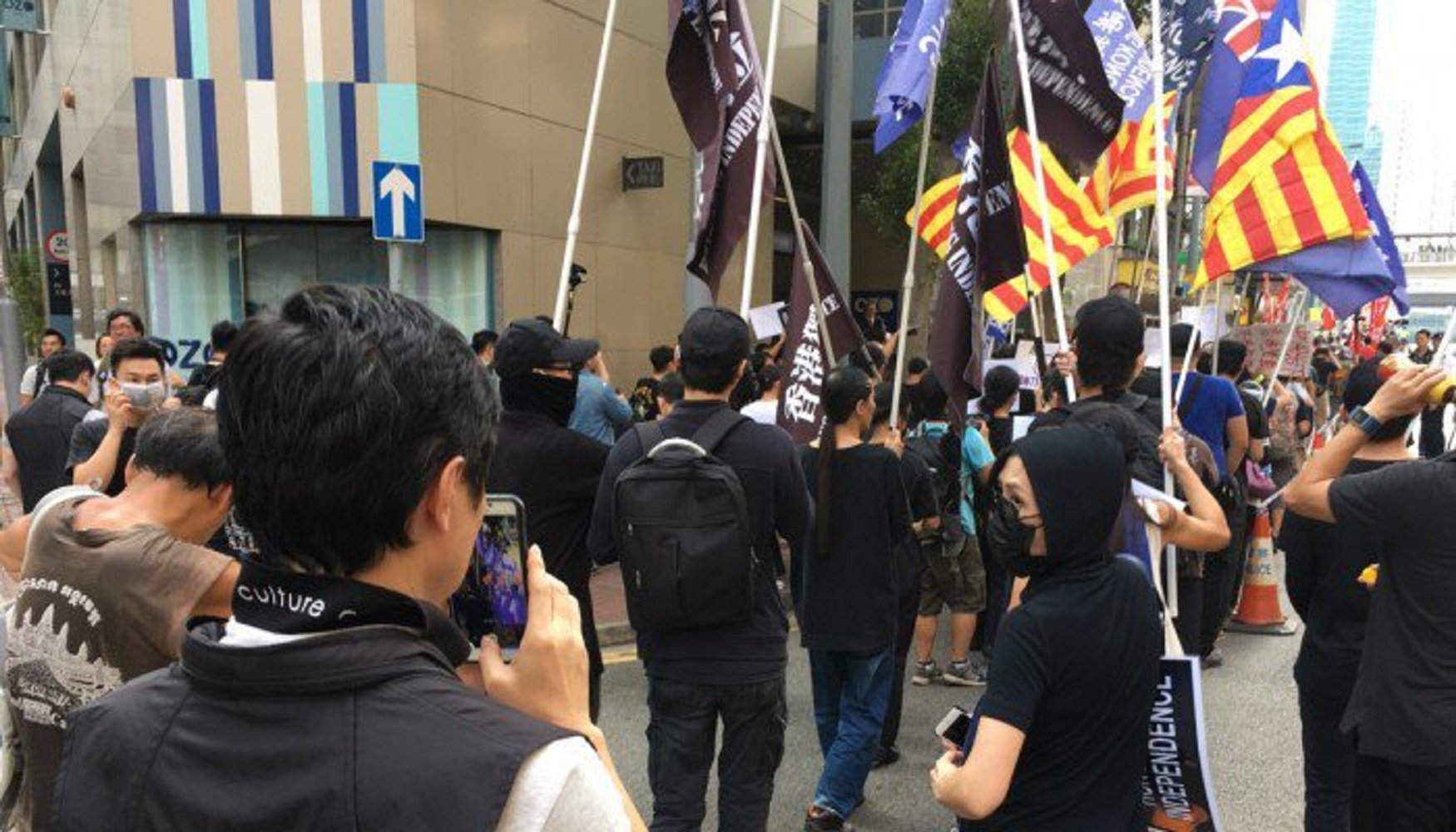 Manifestantes prodemocracia de Hong Kong expresan su apoyo a Catalunya