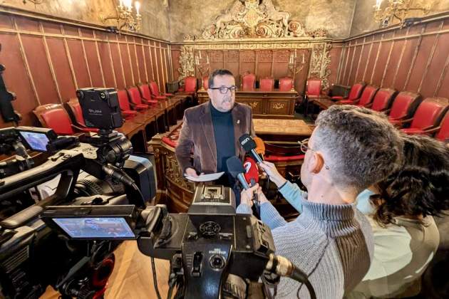 L'alcalde de Vic, Albert Castells, atén els mitjans de comunicació / ACN