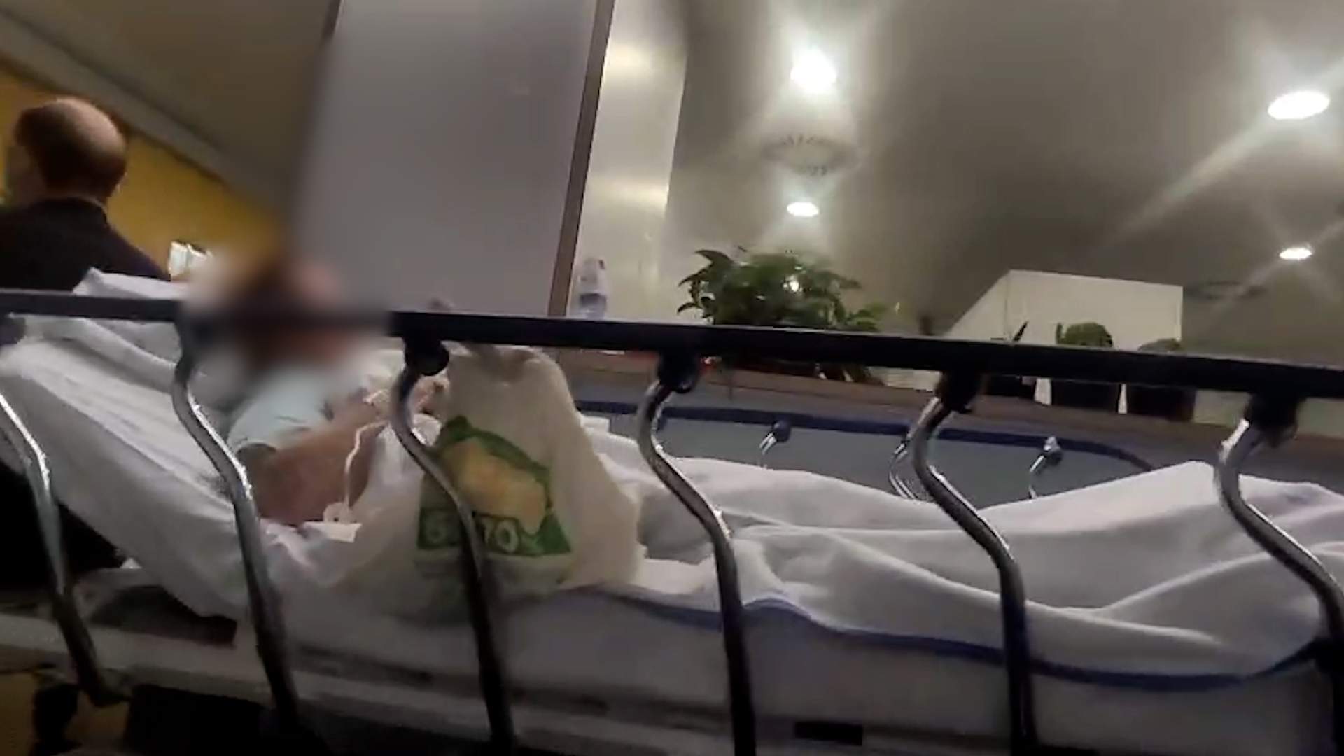 Pasillos llenos en Urgencias: la gripe vuelve a destapar las costuras del sistema en hospitales catalanes