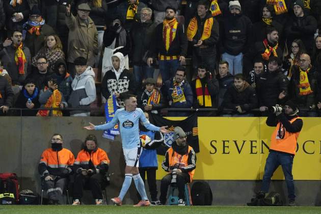 Iago Aspas se lamenta en el campo del Sant Andreu / Foto: EFE