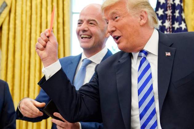 Trump, obsequiat per Infantino amb una tergeta vermella gegant d'àrbitre