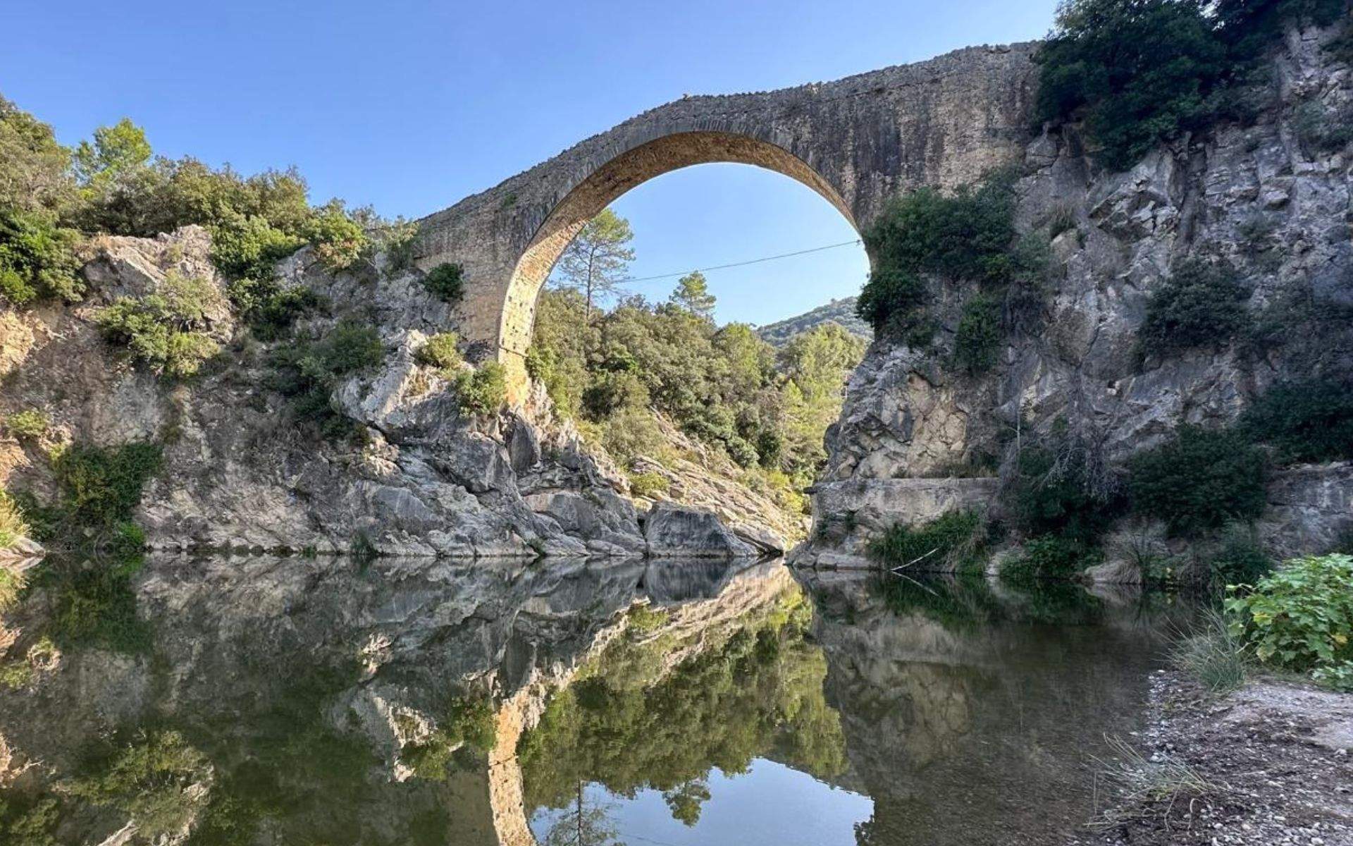 El majestuoso puente medieval en la Garrotxa que poca gente conoce: de estilo románico
