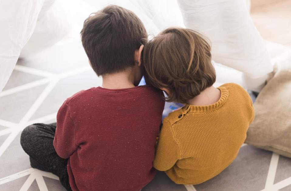 ninos de alto angulo sentados juntos