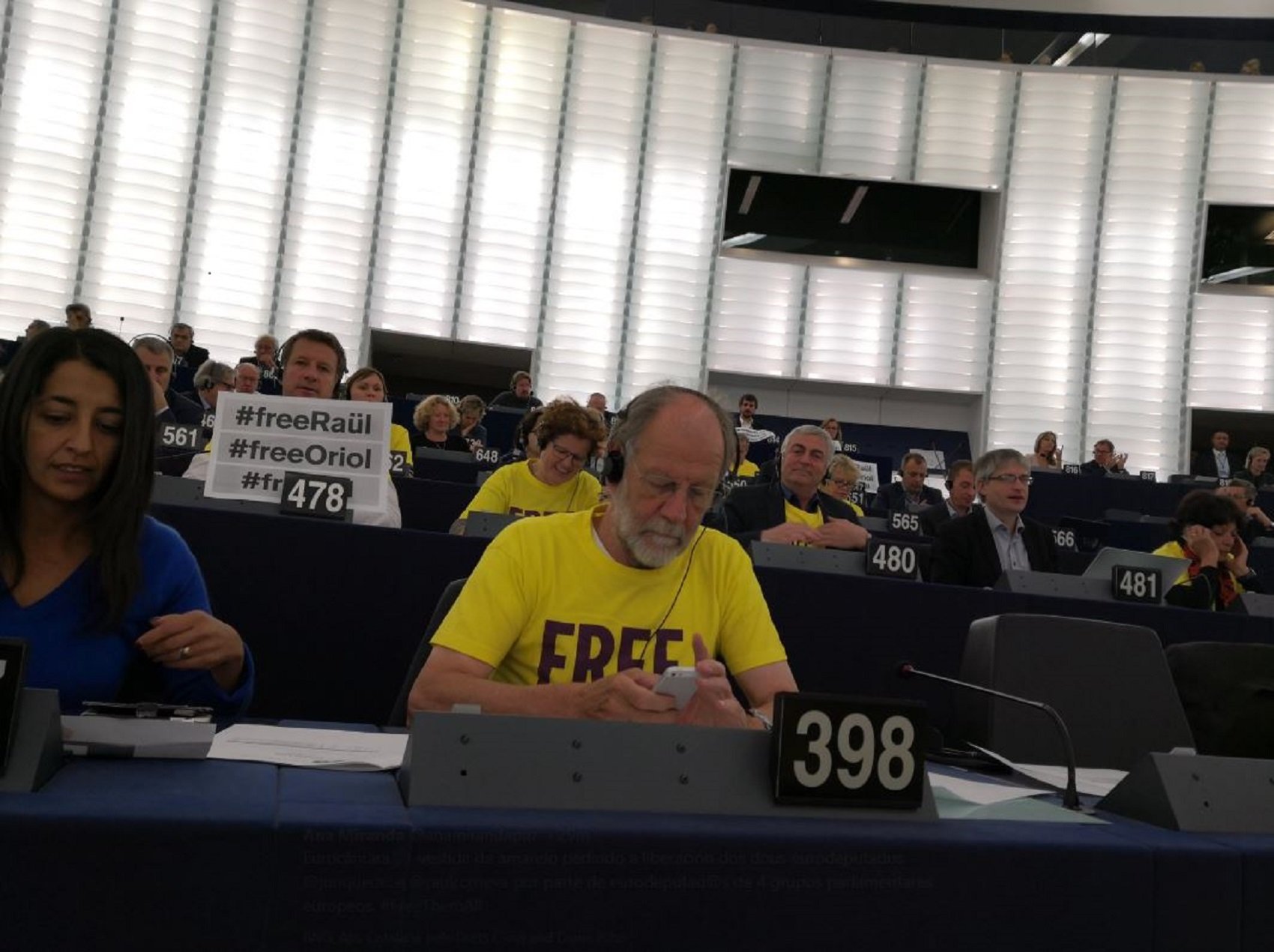 El ple d'Estrasburg es vesteix de groc per demanar la llibertat dels presos polítics