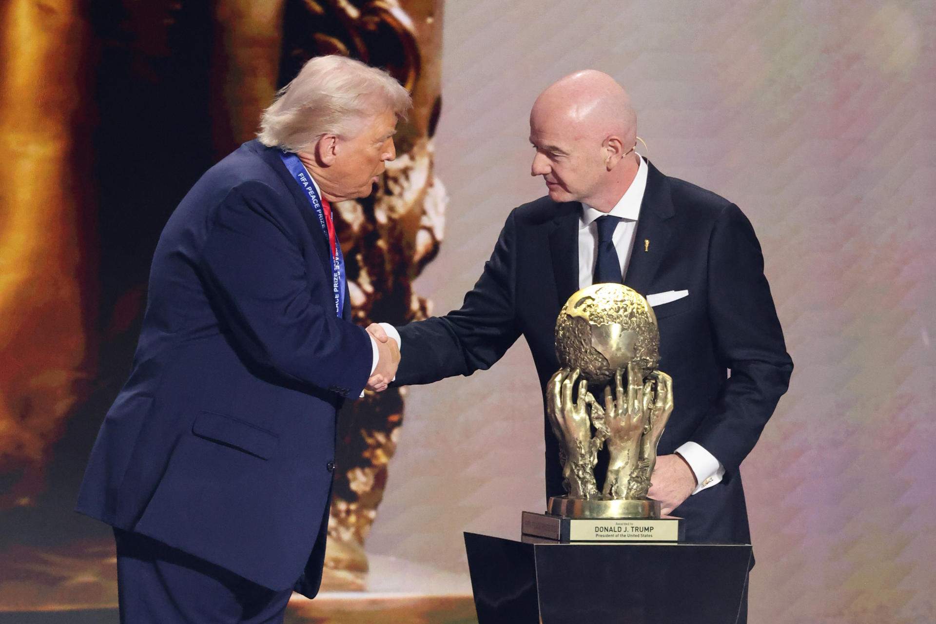 La FIFA ensabona Trump amb l’entrega d’un equivalent del Premi Nobel de la Pau