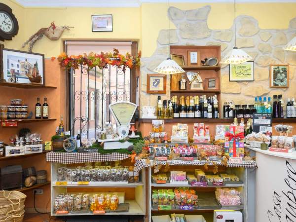 La botiga Graupera de Mataró, remodelada però amb reminiscències del passat.